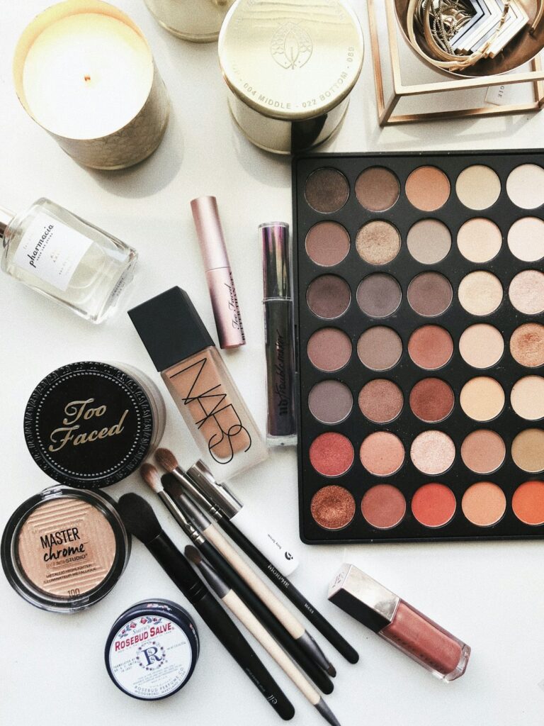 Image of make-up kit.
